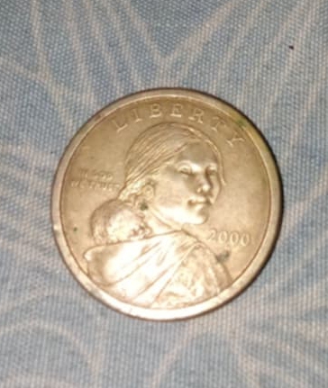moneda de dólar Sacagawea del año 2000.