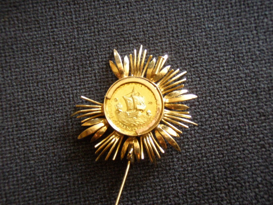 Zdjęcie 1 Niezidentyfikowana moneta: que moneda es?  moneda dentro de un broche familiar