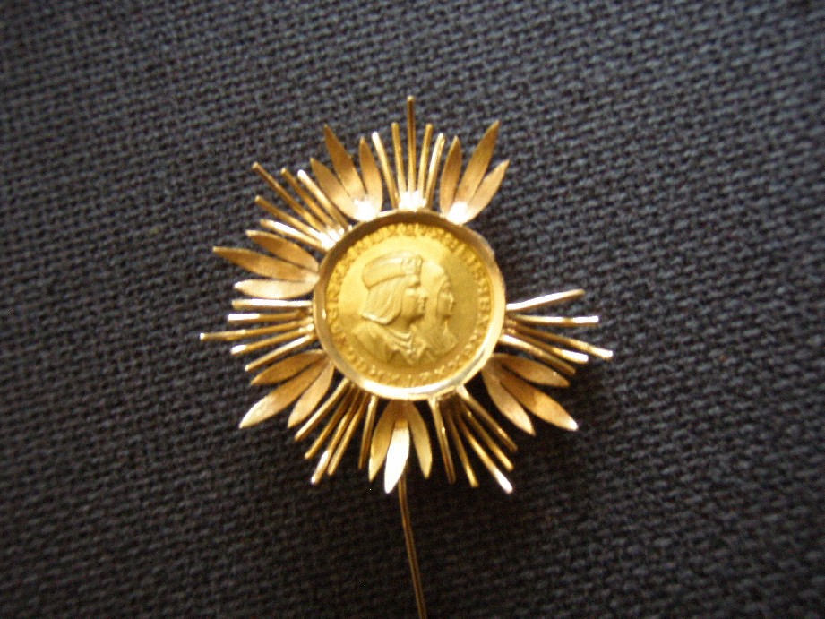 Zdjęcie 2 Niezidentyfikowana moneta: que moneda es?  moneda dentro de un broche familiar